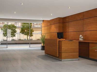 Encargados de edificios realizan tareas de higiene en espacios comunes