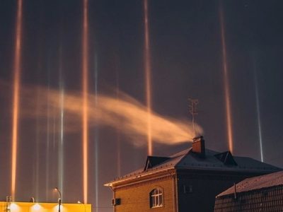 Asombroso fenómeno: columnas de luz se alzan en el cielo de Rusia