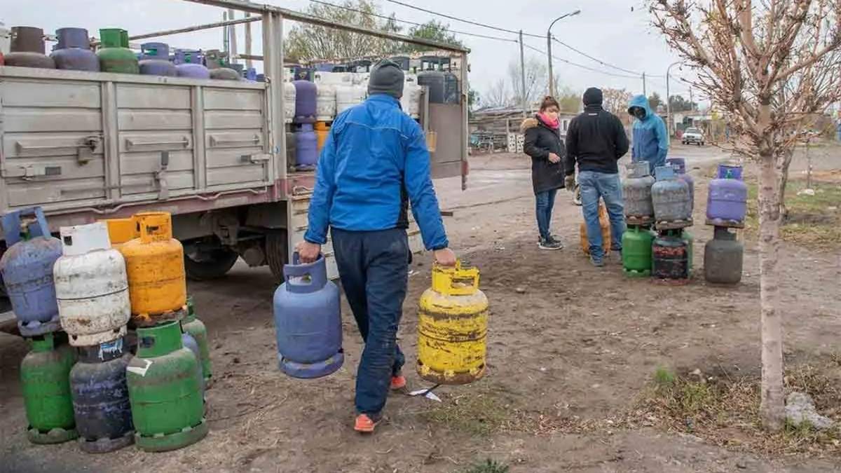 Los vecinos tienen que caminar más de 15 cuadras para retirar sus garrafas. Fuente: (Facebook).
