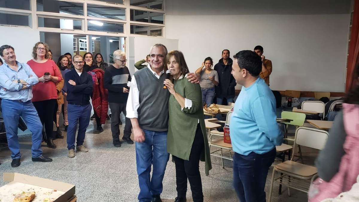 El abrazo entre Beatriz Gentile y Gustavo Crisafulli. Fuente: (Prensa UNCo)