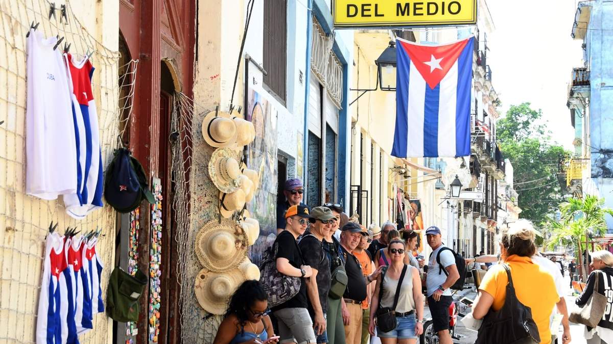 Turistas extranjeros permanecen en la entrada de un restaurante, en La Habana, capital de Cuba, el 14 de marzo de 2025