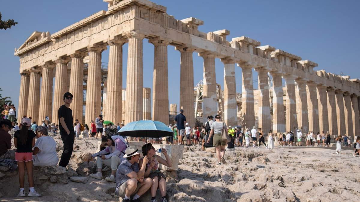 Turistas que visitan la Acrópolis sufren la ola de calor