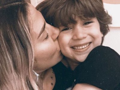 ¡Frente a todos! Jimena Barón no pudo esconderle algo a Momo y él leyó lo indebido