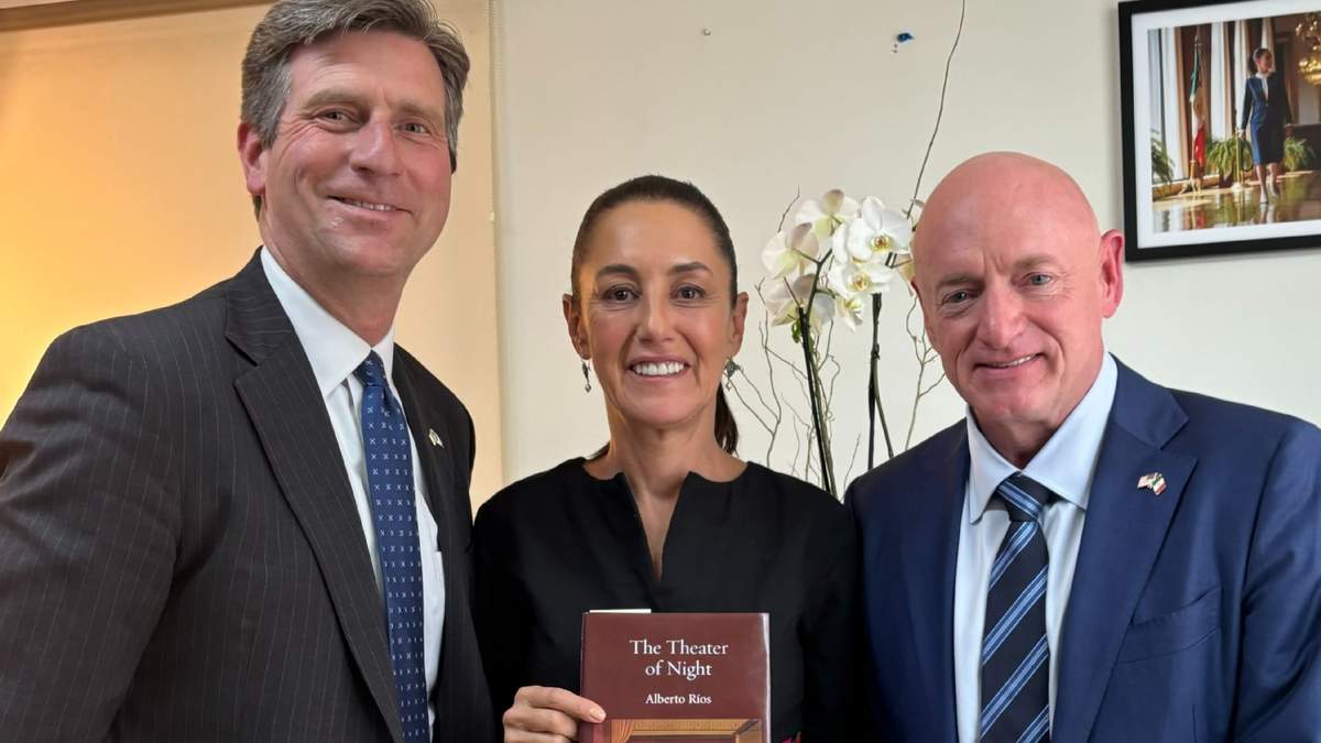 Greg Stanton, Claudia Sheinbaum y el senador Mark Kelly, reunidos el pasado 16 de julio