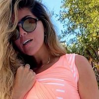 Loly Antoniale y un escotazo tan ajustado que está a punto de reventar... ¡Se ve!