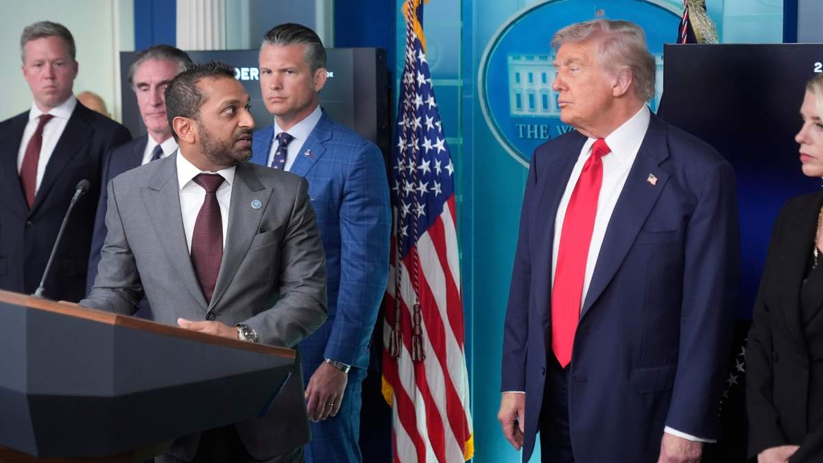 Kash Patel, director del FBI, frente a Donald Trump