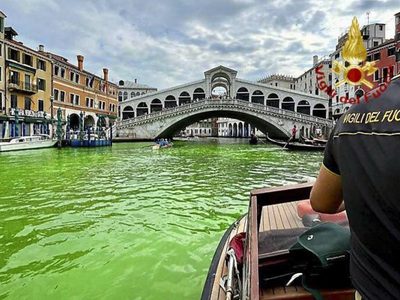 Investigan origen de líquido verde en el Gran Canal de Venecia