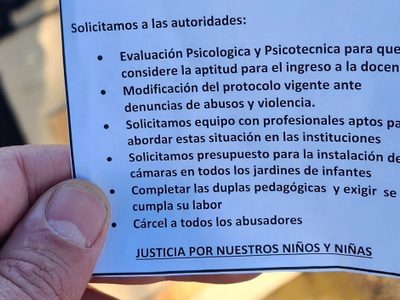 Denuncias de abusos en jardines: padres entregaron volantes en los puentes carreteros