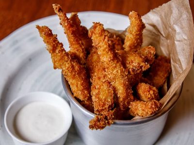 Tiritas de pollo crujiente: llevá tus picadas a otro nivel con esta receta increíble y una salsita que le da el toque del Chef