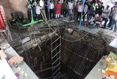 Enorme pozo en un templo hindú del centro de la India