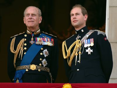 Carlos III le da a su hermano Eduardo el título de duque de Edimburgo
