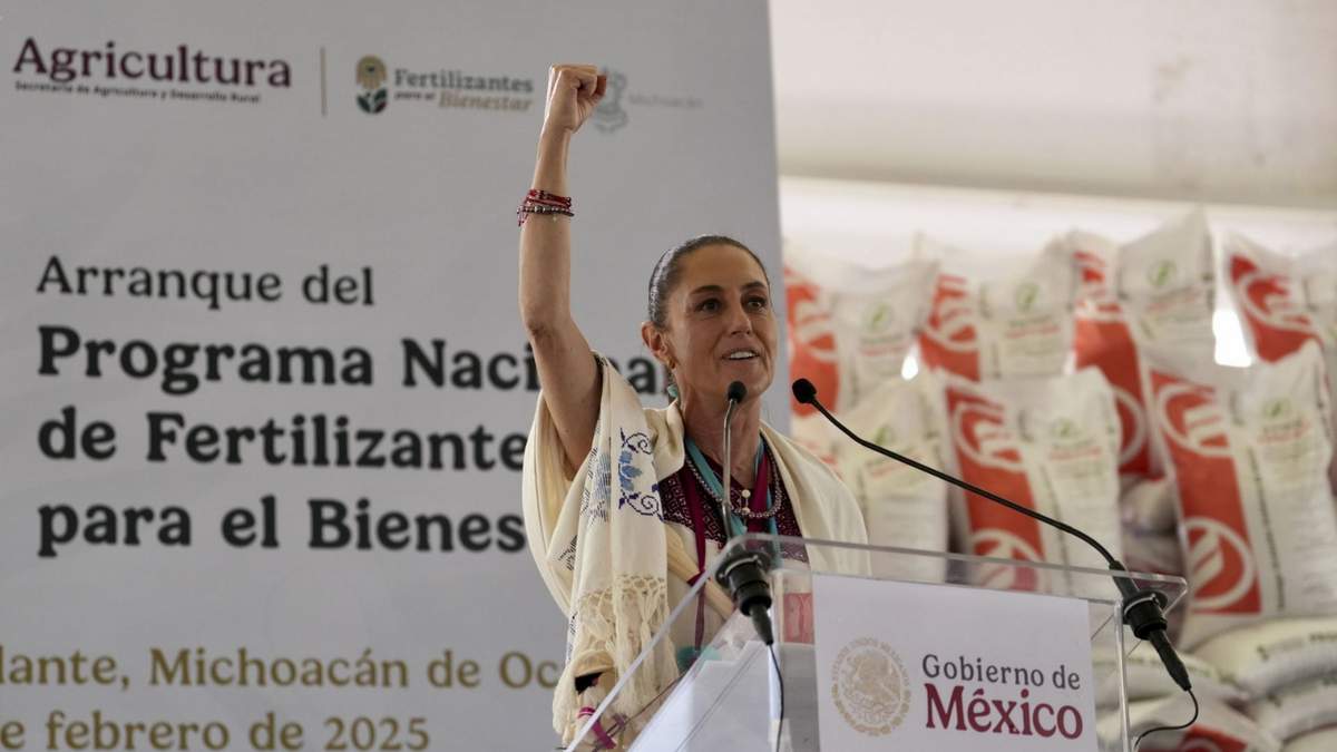 Claudia Sheinbaum, presidenta de México, encabezó la entrega de fertilizantes a agricultores en Michoacán