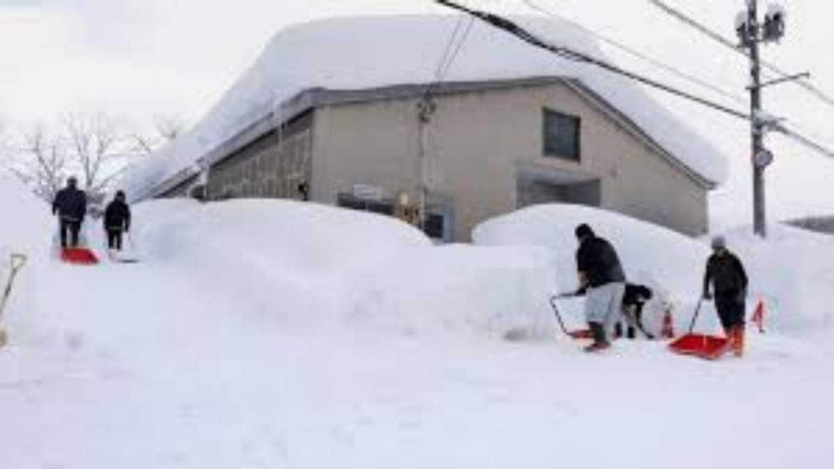 Gente limpia nieve cerca de un edificio en Aomori, en el norte de Japón