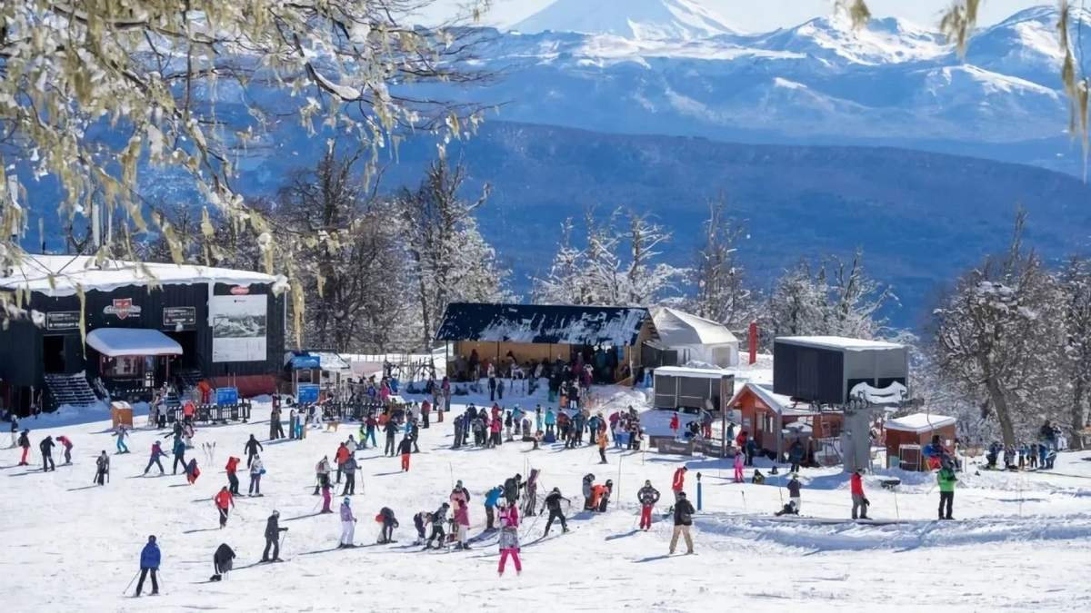 Turistas que visitaron San Martín de los Andes, en medio del temporal. Fuente: (X)