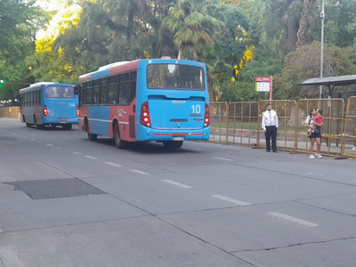 Vecinos indignados en Ciudad porque siguen las vallas en la Plaza Independencia