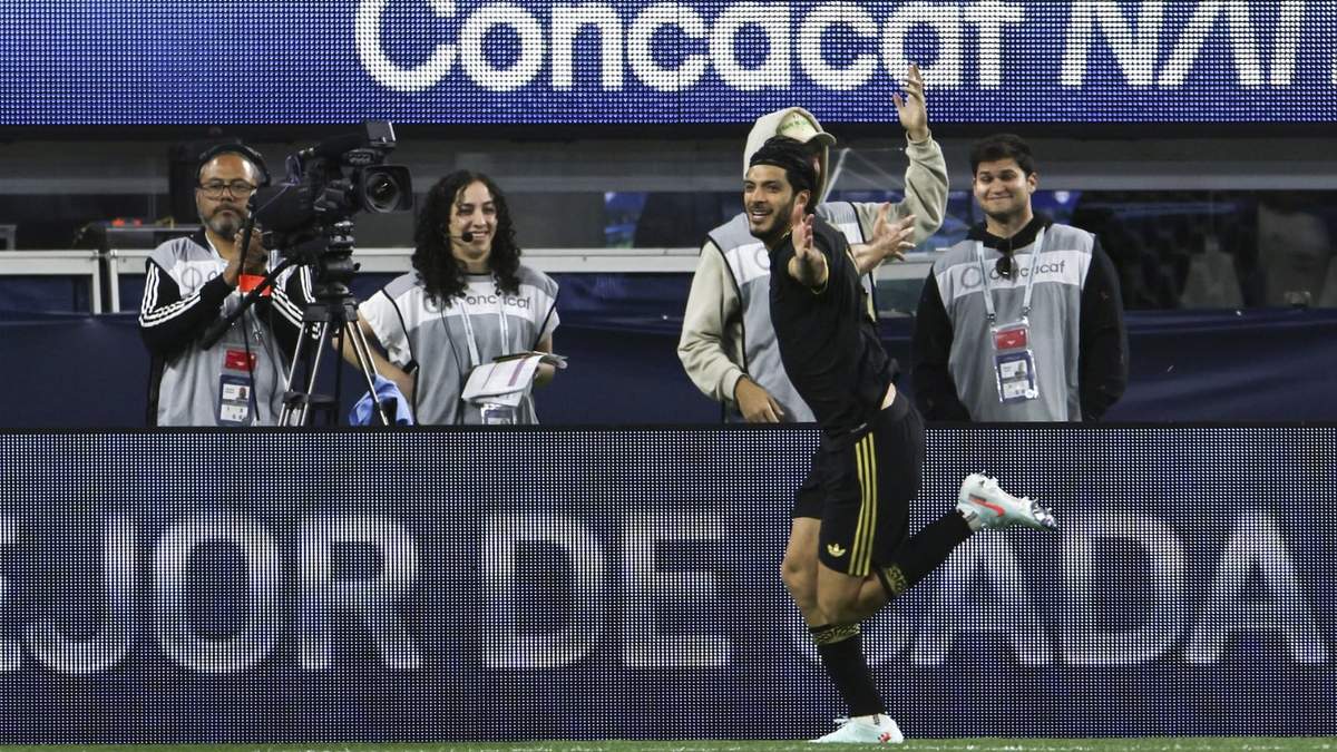 El mexicano Raúl Jiménez celebra tras anotar un gol ante Canadá