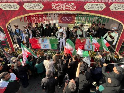 Cientos de miles despiden a mandos militares y científicos iraníes muertos en ataques de Israel