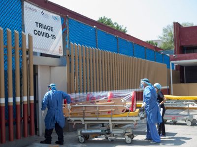 Curas dan absolución a pacientes y rezan con médicos en el hospital 'Dr. Eduardo Liceaga”