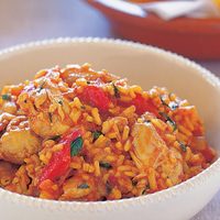 Arroz con pollo sin ensuciar de más: la receta de pocos ingredientes y una sola sartén