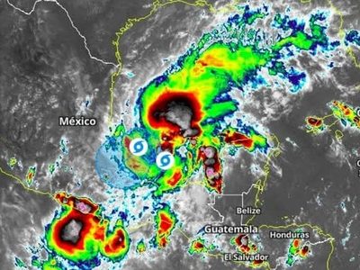 Afectados de Campeche y Tabasco por el paso de la tormenta Karl ya tienen luz: CFE