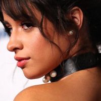 ¡Rebelde! Camila Cabello se sienta como quiere aunque muestre de más