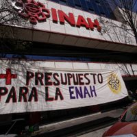 Frente al INAH, estudiantes y docentes de la ENAH exigen más presupuesto