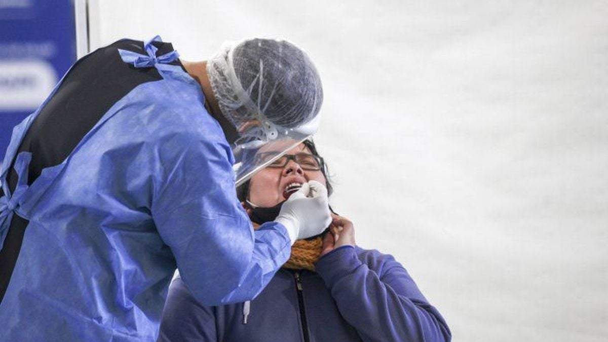 Colocación vacuna contra el coronavirus en Neuquén. Fuente: (Twitter)