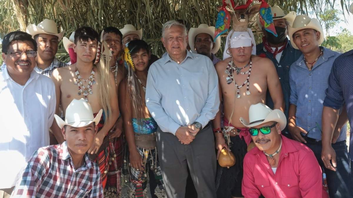 El presidente López Obrador con representantes del pueblo yaqui