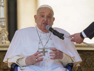 El Papa reaparece en la Plaza de San Pedro después de salir del hospital