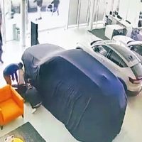 Comando ingresa a una agencia Volvo en León y roba 14 autos de lujo
