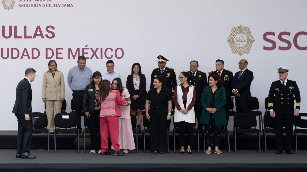 Clara Brugada saluda de beso a la alcaldesa de Cuauhtémoc, Alessandra Rojo de la Vega, durante la ceremonia de entrega de 350 nuevas patrullas a la policía de la Ciudad de México