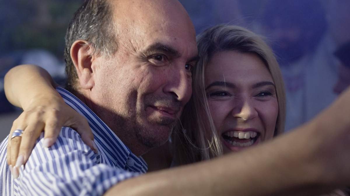 Marcelo Bermúdez festeja junto a Nadia Márquez en el búnker libertario. Fuente: (Emiliano Ortiz).