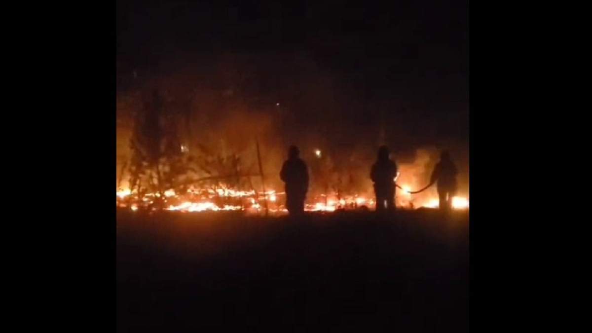 Los bomberos trabajaron dos horas para controlar el incendio. Fuente (Bomberos Voluntarios San Martín de los Andes)