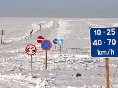 Ruta de hielo en Estonia; única carretera del mundo donde está prohibido el cinturón de seguridad
