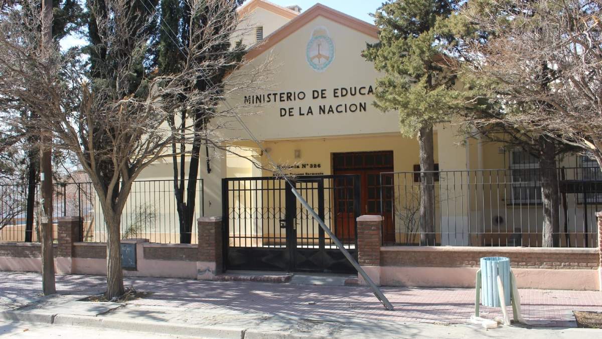 El edificio de la Escuela N° 326 de Zapala con puertas cerradas, a la espera del regreso a clases. Fuente: (Daniel Signorile).