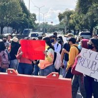 Estudiantes del IPN bloquean el Periférico; denuncian falta de maestros, materiales y casos de acoso