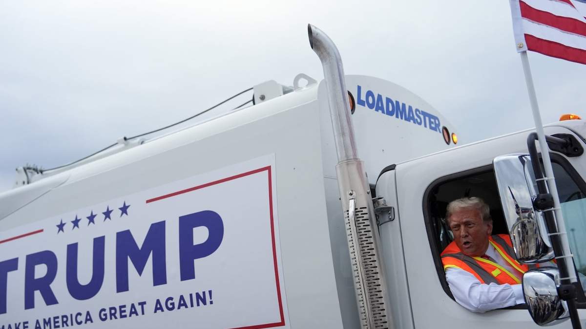 Trump habla con los reporteros desde el interior de un camión de basura