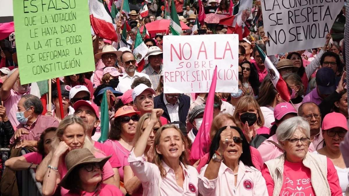 Simpatizantes de la Marea Rosa protestan en contra de la sobrerrepresentación de Morena afuera de las instalaciones del Instituto Nacional Electoral (INE)