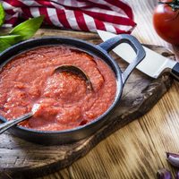 Pocos ingredientes, súper fácil y económica: hacé la mejor salsa de tomate de tu vida y guardala