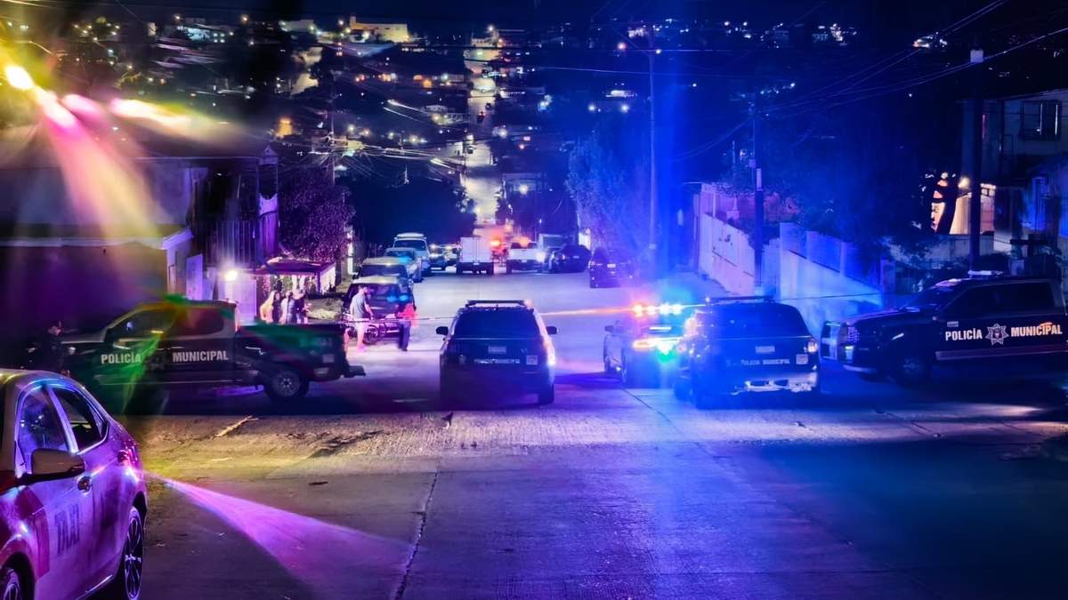 Policías municipales en la colonia donde fue abatido el sujeto