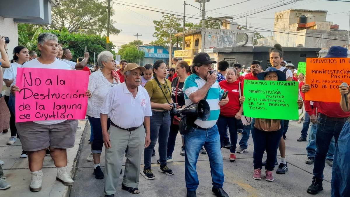 Marcha contra el megaproyecto de ampliación del puerto de Manzanillo