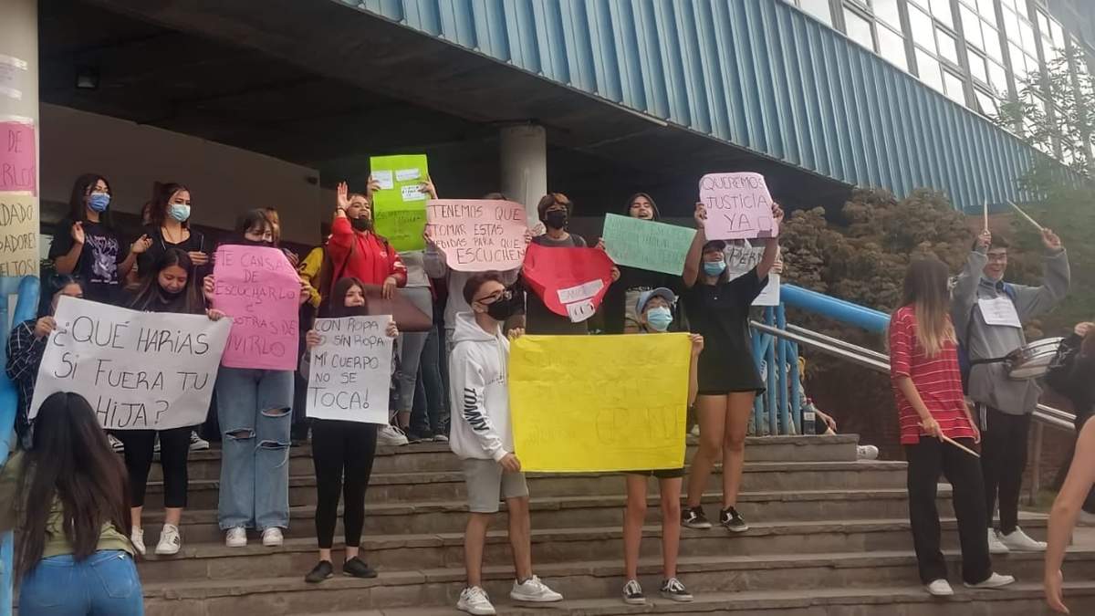 Estudiantes del CPEM 12 se manifiestan en el CPE. Fuente: (Twitter)
