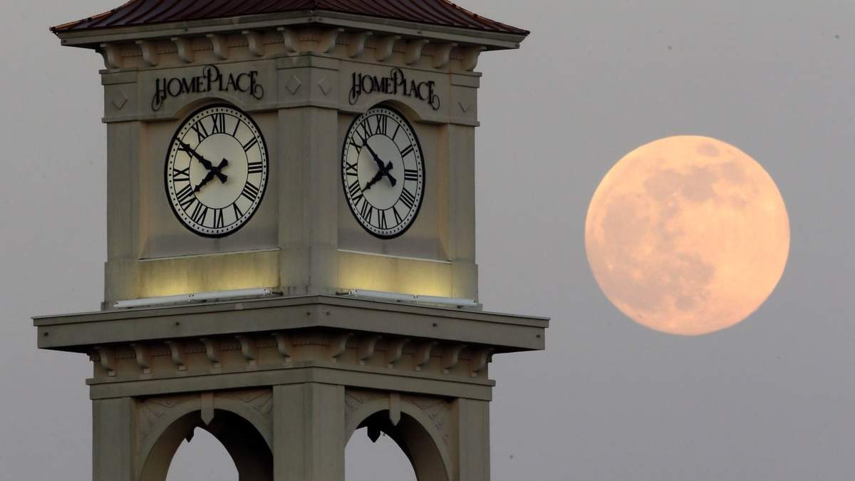 La Luna vista detrás de la torre en Alabama
