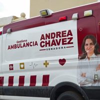 La senadora Andrea Chávez también se promociona en ambulancias de alta gama