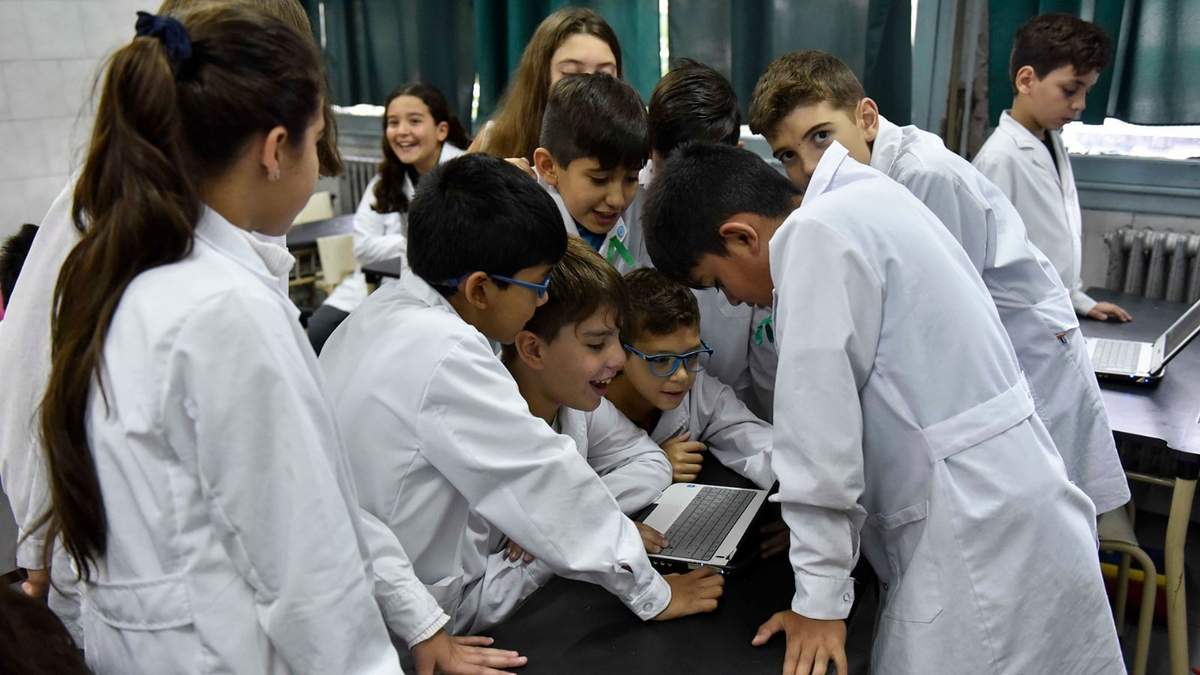 Entrega de netbooks. Fuente: (Twitter)