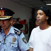 Siete equipos de prisioneros se disputan a Ronaldinho