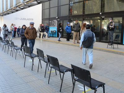 Con un operativo de defensa civil: así empezó el pago de sueldos en Neuquén