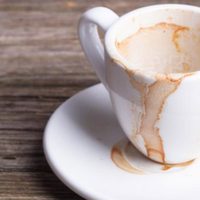 En tiempo récord y con 1 solo ingrediente: el secreto de la abuela para eliminar manchas en las tazas