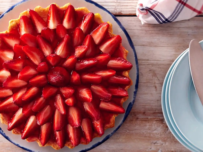 Aprovechá las frutillas de estación y hacete esta torta bomba sin horno, que es un 10 para la hora del postre