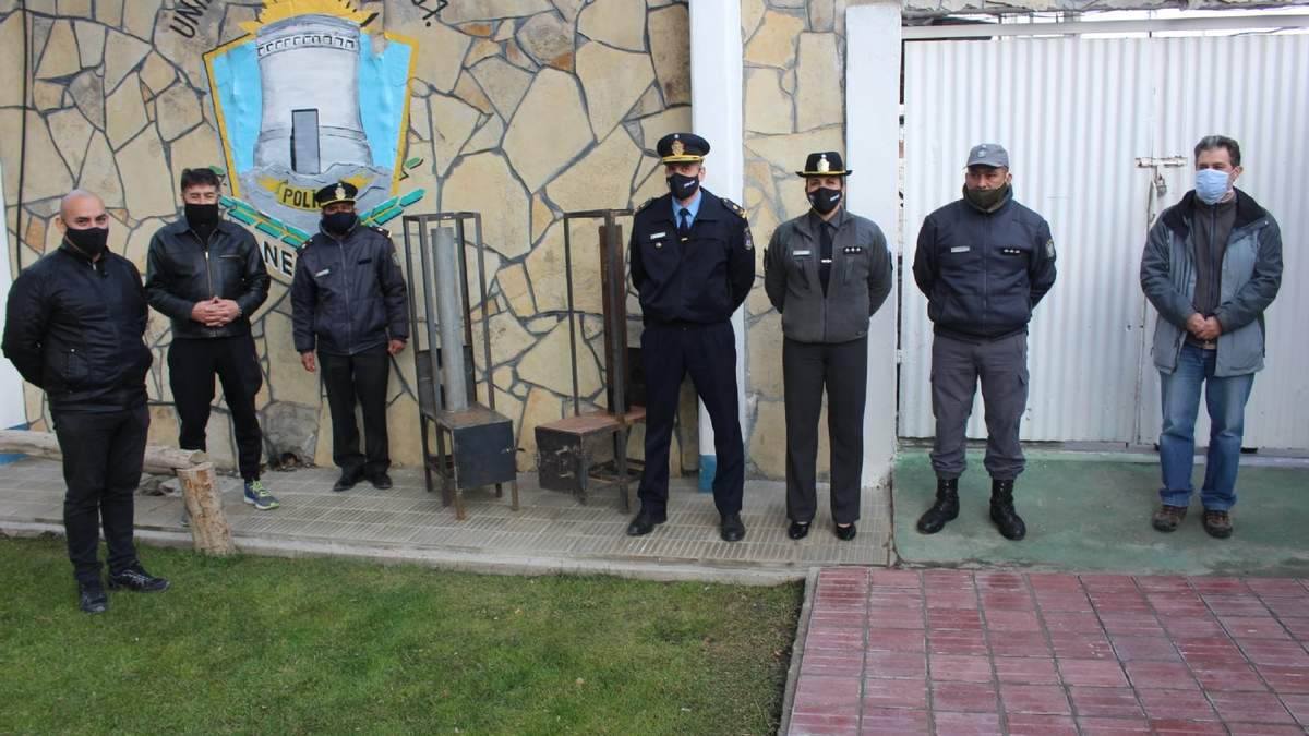 Entrega de las dos primeras estufas solidarias en Unidad de Detención N° 31 de Zapala. Fuente: (Daniel Signorile).